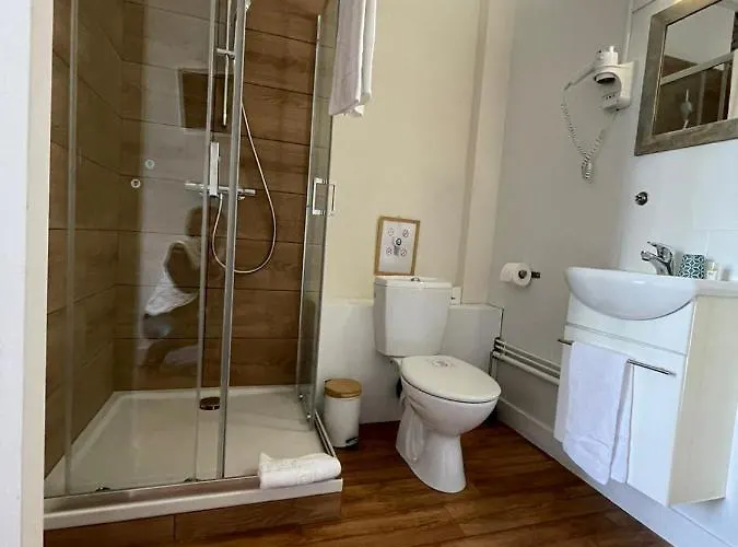 瓦勒德洛尔酒店 2*