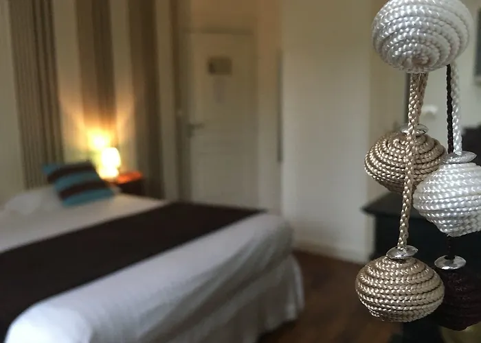 瓦勒德洛尔酒店 2*